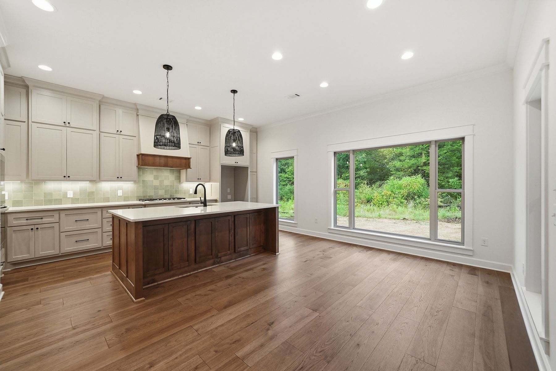 Interior listing photo from a nearby Faulkner County home